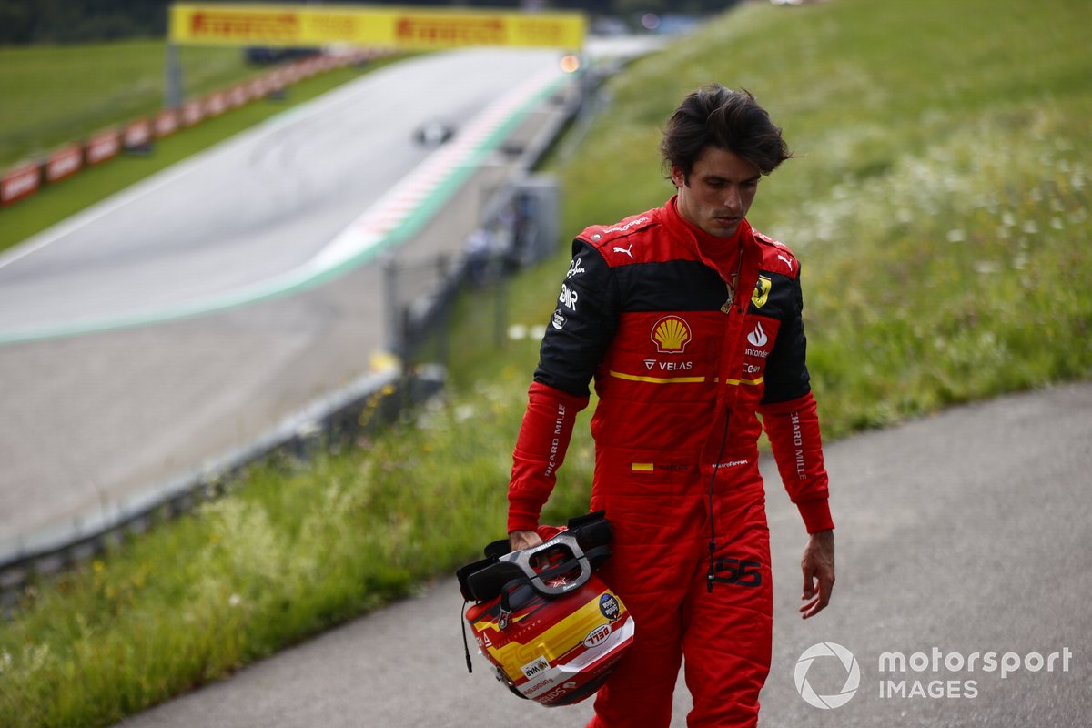 Carlos Sainz, Ferrari, se aleja de su coche tras el incendio.