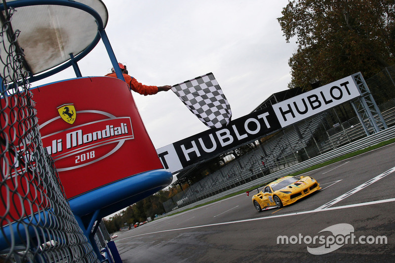 Drapeau à damiers, #162 Ferrari 488, Team Zenit Sion - Lausa: Christophe Hurni
