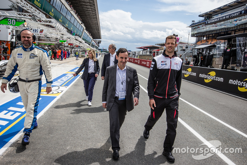 ACO President Pierre Fillon and Alexander Wurz talk to pit out for the start of the session