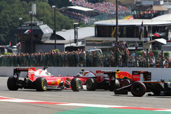 Sebastian Vettel, Ferrari SF16-H va in testacoda accanto al compagno di squadra Kimi Raikkonen, Ferrari SF16-H alla partenza della gara
