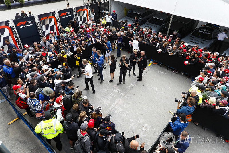Fernando Alonso, McLaren, Carlos Sainz Jr., Renault Sport F1 Team,y Stoffel Vandoorne, McLaren con los medios