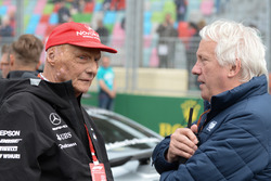 Niki Lauda, Mercedes AMG F1 Presidente Non-Esecutivo e Charlie Whiting, Delegato FIA in griglia