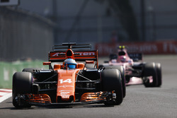 Fernando Alonso, McLaren MCL32, Esteban Ocon, Sahara Force India F1 VJM10