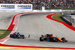 Стоффель Вандорн, McLaren MCL32, Паскаль Верляйн, Sauber C36, и Брендон Хартли, Scuderia Toro Rosso STR12
