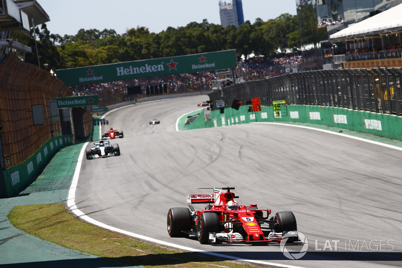 Sebastian Vettel, Ferrari SF70H, Valtteri Bottas, Mercedes AMG F1 W08
