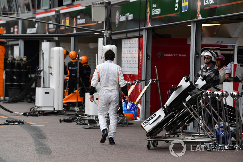 Fernando Alonso, McLaren se retira de la carrera y camina a pits