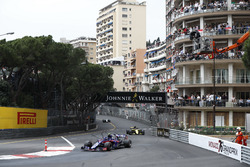 Pierre Gasly, Toro Rosso STR13, Nico Hulkenberg, Renault Sport F1 Team R.S. 18