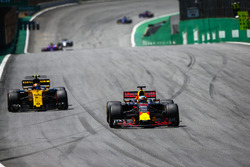Даниэль Риккардо, Red Bull Racing RB13, и Карлос Сайнс-мл., Renault Sport F1 Team RS17