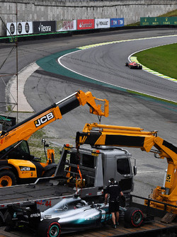 The crashed car of Lewis Hamilton, Mercedes-Benz F1 W08 is recovered in Q1
