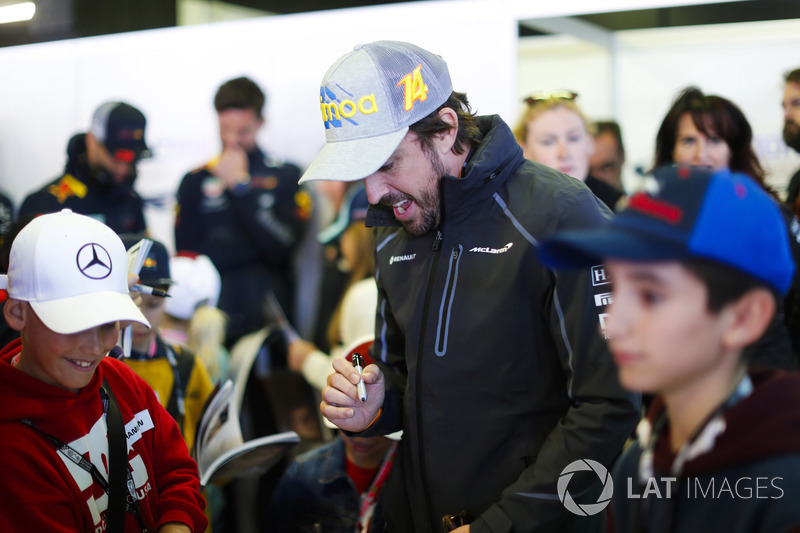 Fernando Alonso, McLaren, firma autógrafos para niños