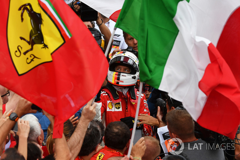 Il vincitore della gara Sebastian Vettel, Ferrari, festeggia nel parco chiuso