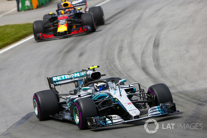 Valtteri Bottas, Mercedes AMG F1 W09, precede Max Verstappen, Red Bull Racing RB14