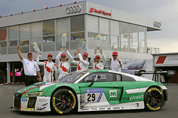 1. #29 Audi Sport Team Land-Motorsport, Audi R8 LMS: Christopher Mies, Connor De Phillippi, Markus Winkelhock, Kelvin van der Linde, mit Wolfgang Land, Teamchef, und Chris Reinke, Audi Sport