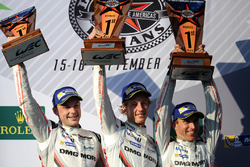 I vincitori Timo Bernhard, Earl Bamber, Brendon Hartley, Porsche Team