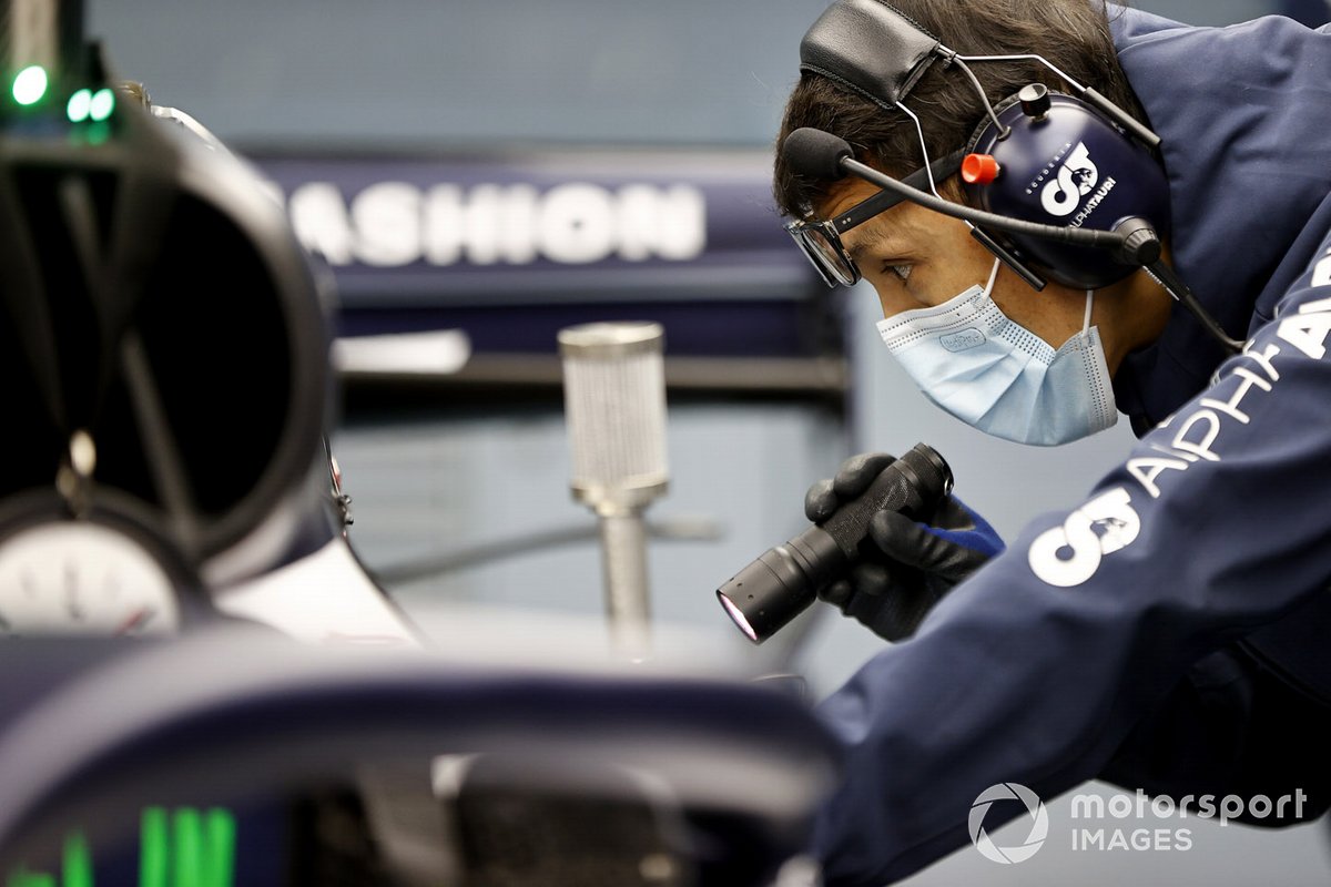 Un ingénieur Alpha Tauri sur la monoplace de Yuki Tsunoda, Honda Formula Dream Projects car
