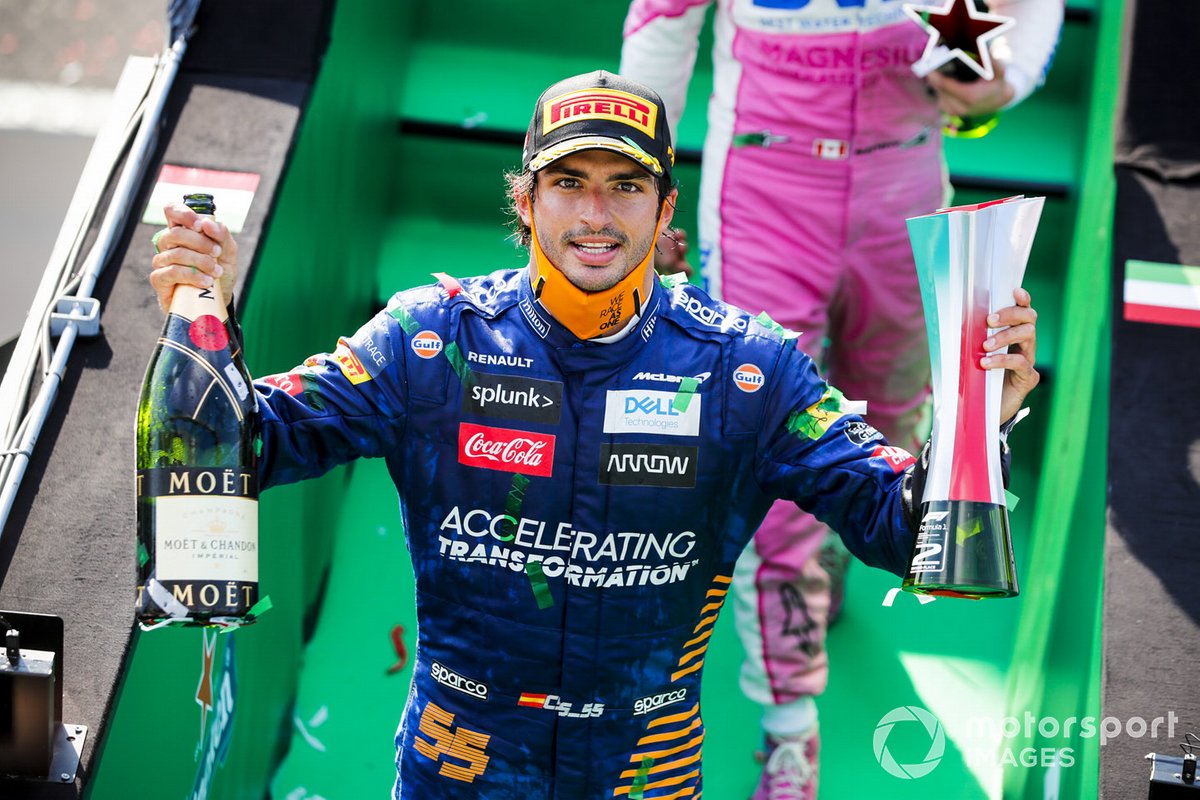 Carlos Sainz Jr., McLaren merayakan kesuksesan finis kedua di GP Italia 2020 dengan membawa sampanye dan trofi ke podium.