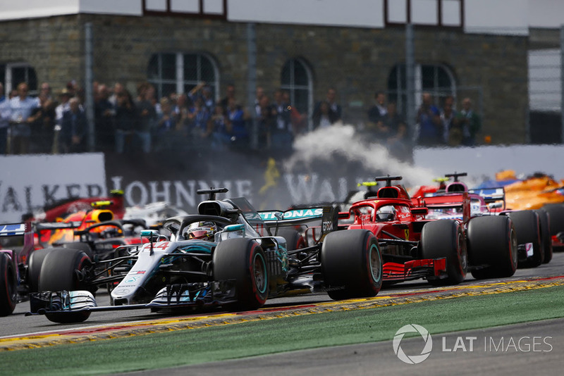 Льюі Хемілтон, Mercedes AMG F1 W09, лідирує на старті