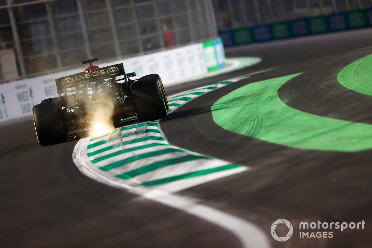 Las chispas salen del coche de Lewis Hamilton, Mercedes W12