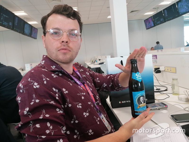 Многие журналисты (в том числе редактор Motorsport.com Скотт Митчелл) предпочли не открывать памятные бутылки