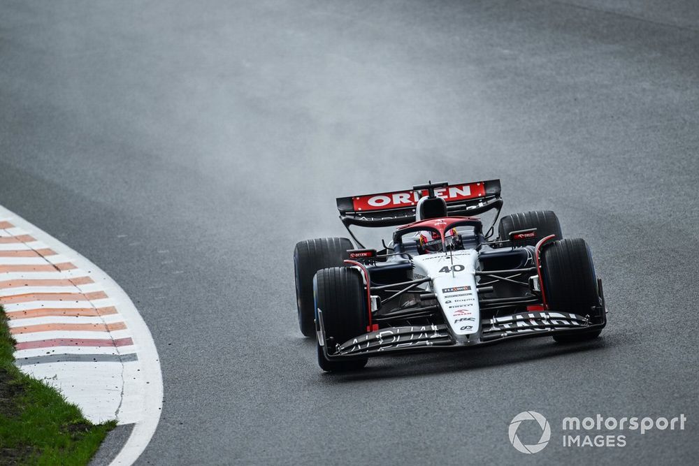 Liam Lawson, AlphaTauri AT04, en acción durante la FP3 en Zandvoort.