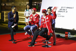 Sebastian Vettel, Ferrari, Kimi Raikkonen, Ferrari, F1 Fanzone sahnesinde