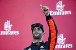 Il terzo classificato Daniel Ricciardo, Red Bull Racing, sul podio
