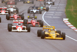 Ayrton Senna, Lotus 99T Honda, voor Alain Prost, McLaren MP4/3 TAG Porsche, en Gerhard Berger, Ferra
