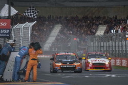 Sieger Nick Percat, Lucas Dumbrell Motorsport Holden