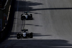 Валттері Боттас, Williams FW38, випереджає Льюїса Хемілтона, Mercedes F1 W07 Hybrid
