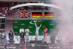 Подіум: друге місце - Льюіс Хемілтон, Mercedes AMG F1; переможець - Ніко Росберг, Mercedes AMG F1; т