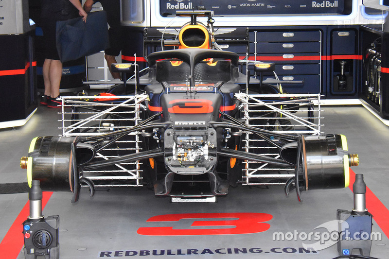 Red Bull Racing RB14 ön detay