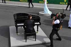 Piano player on the grid