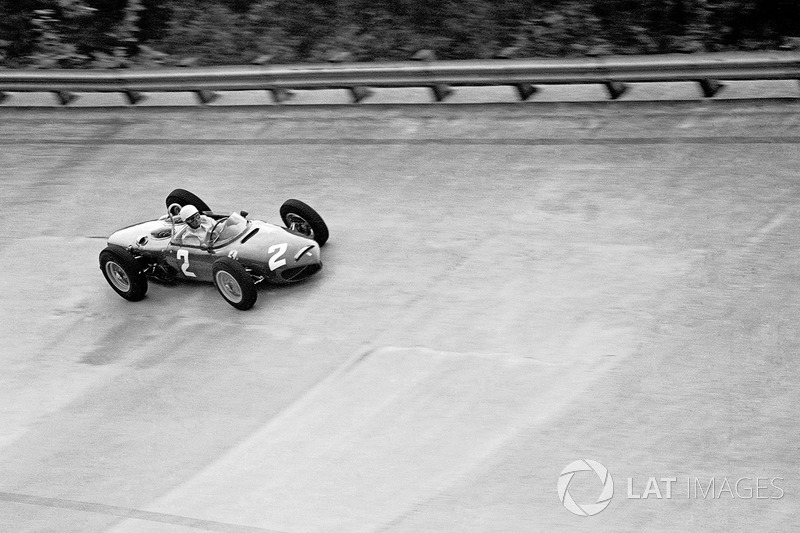 Hill op Monza in de Ferrari 156 shark nose