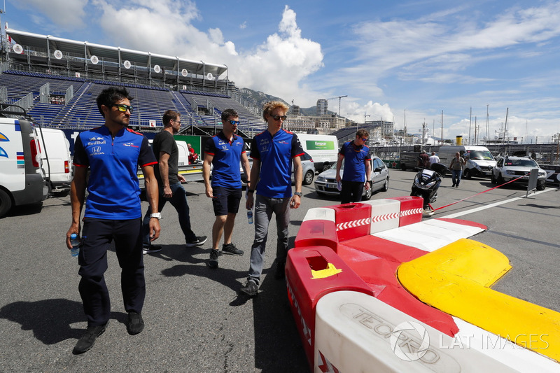 Brendon Hartley, Toro Rosso, cammina lungo il circuito
