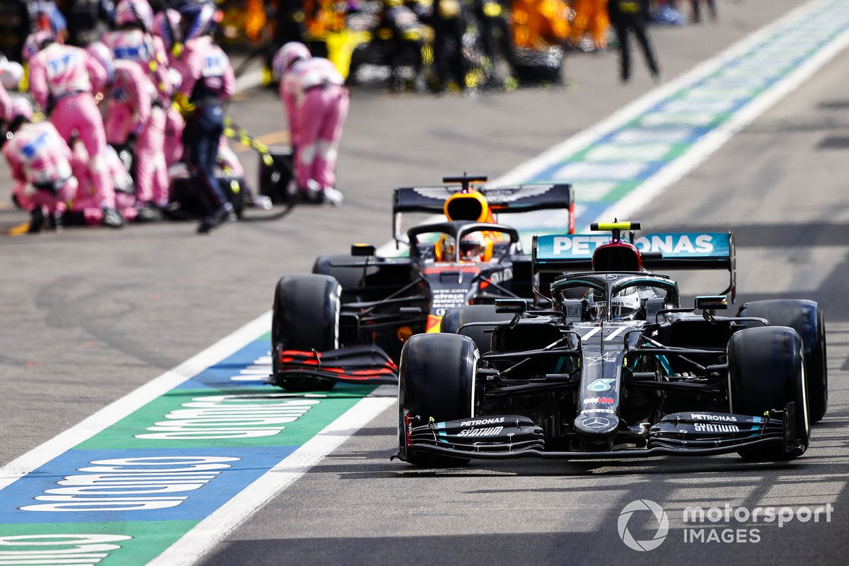 Валттери Боттас, Mercedes F1 W11, и Макс Ферстаппен, Red Bull Racing RB16, на пит-лейне