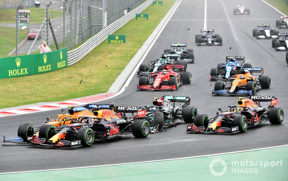 Valtteri Bottas, Mercedes W12, bentrokan dengan Lando Norris, McLaren MCL35M, dan Max Verstappen, Red Bull Racing RB16B, at the start