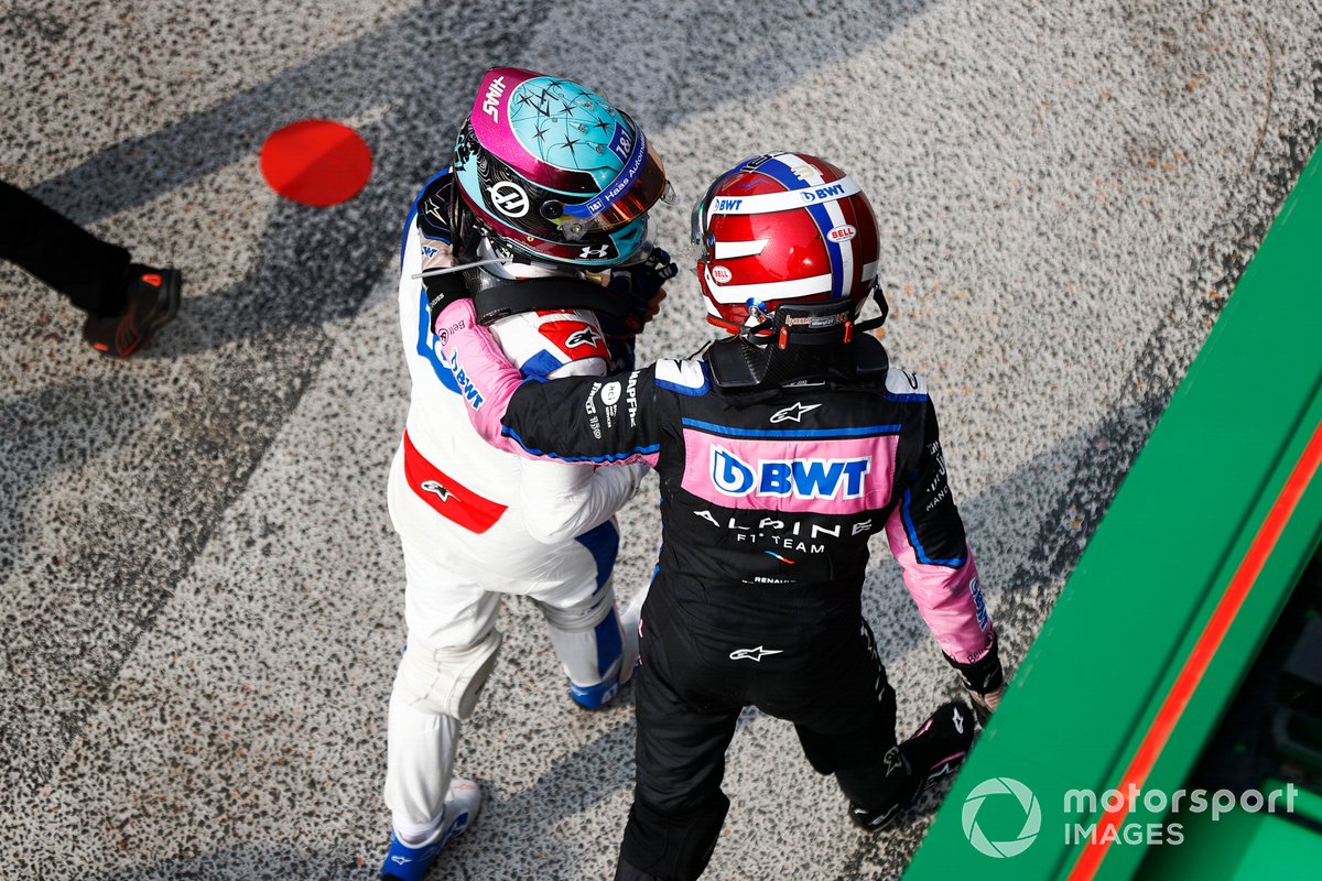 Mick Schumacher, Haas F1 Team, Esteban Ocon, Alpine F1 Team, in Parc Ferme