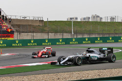 Lewis Hamilton, Mercedes AMG F1 W07 Hybrid, gaat wijd terwijl Sebastian Vettel, Ferrari SF16-H langs