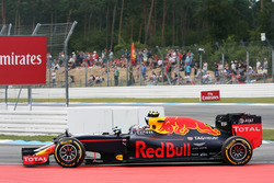 Nico Rosberg, Mercedes AMG F1 W07 Hybrid e Max Verstappen, Red Bull Racing RB12 lottano per la posiz