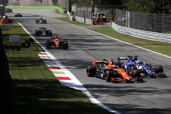 Stoffel Vandoorne, McLaren MCL32, Marcus Ericsson, Sauber C36