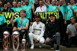 Il vincitore della gara Lewis Hamilton, Mercedes AMG F1 festeggia con il fratello Nicolas Hamilton, Valtteri Bottas, Mercedes AMG F1, Billy Monger e il team