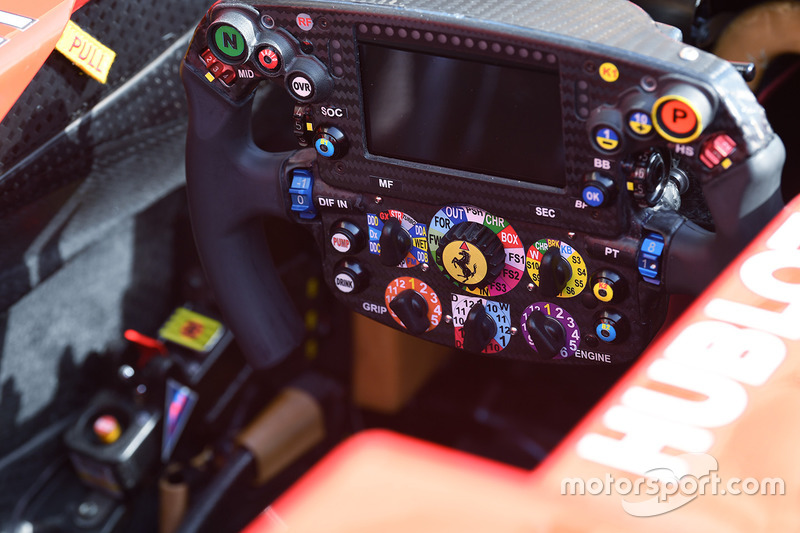 Ferrari SF70H, volante