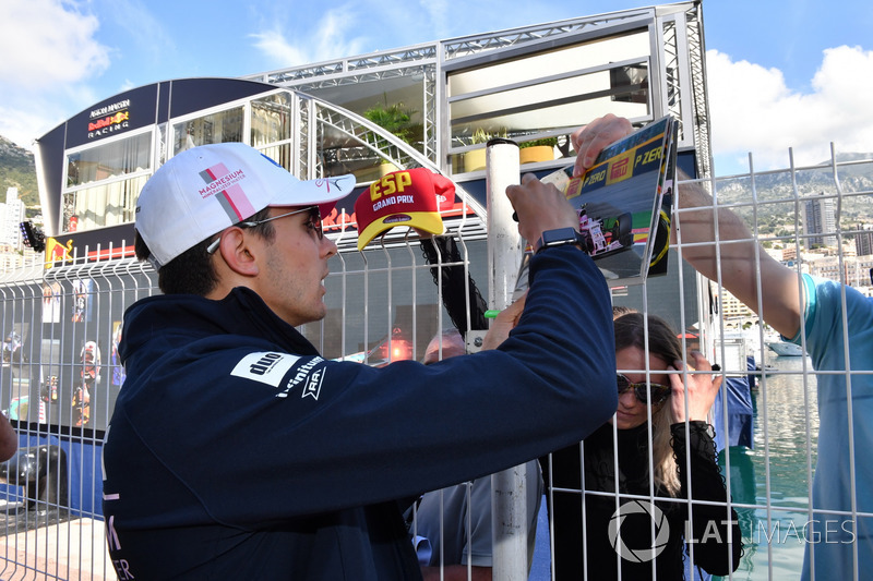 Esteban Ocon, Force India F1 signe des autographes
