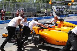 Інженери прибирають McLaren MCL33 Фернандо Алонсо з піт-лейну