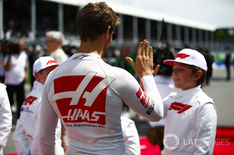 Romain Grosjean, Haas F1 Team, choca los cinco con un niño