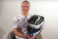 Валттері Боттас, Mercedes AMG F1, презентує новий шолом