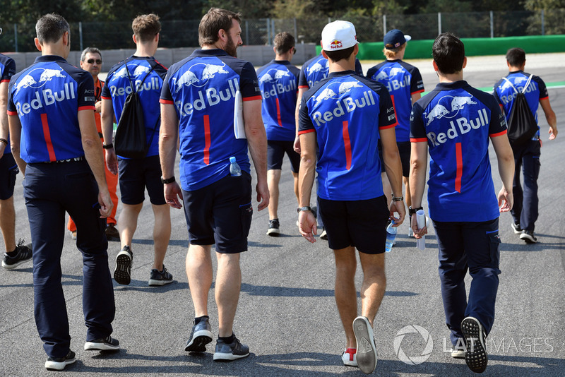 Brendon Hartley, Scuderia Toro Rosso and Pierre Gasly, Scuderia Toro Rosso Toro Rosso walk the track