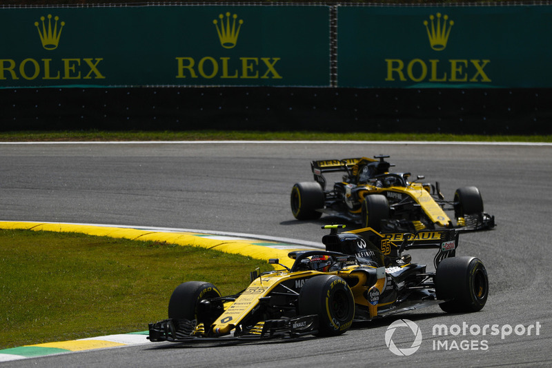 Carlos Sainz Jr., Renault Sport F1 Team R.S. 18, leads Nico Hulkenberg, Renault Sport F1 Team R.S. 18