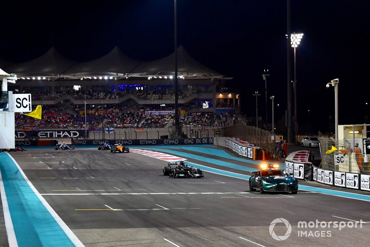 The Safety Car Lewis Hamilton, Mercedes W12, Lando Norris, McLaren MCL35M, di fase akhir lomba F1 GP Abu Dhabi 2021.