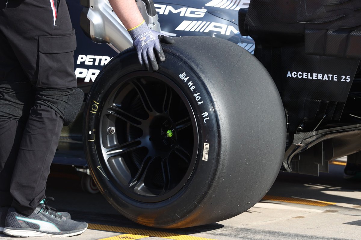 Detalle del neumático en el Mercedes de Lewis Hamilton.